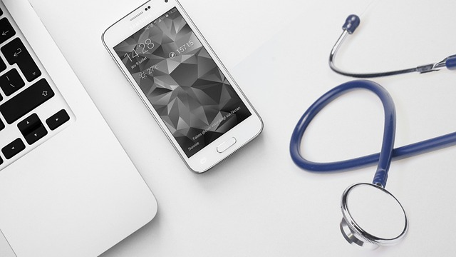 Portable low-power Bluetooth ECG monitor allows users to monitor their heart health status at home