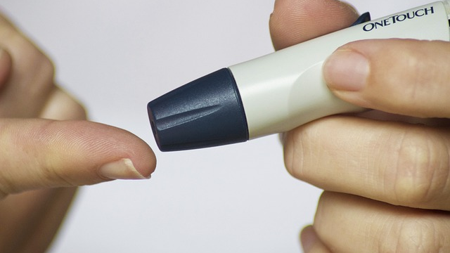 Reference Scheme for High Performance Fingerclip Blood Oximeter